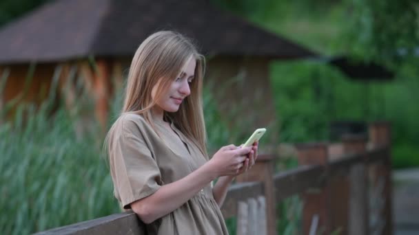 Portret Van Een Jonge Aantrekkelijke Dame Een Zomerpark Die Een — Stockvideo