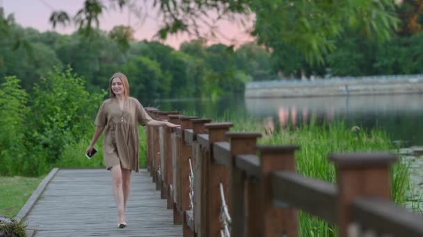 Mulher Loira Bonita Feliz Com Telefone Caminha Natureza Dia Ensolarado — Vídeo de Stock