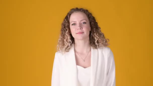 Kameraya Bakan Genç Sarışın Kadın Portresi Şaşırdı Şaşırdı Sarı Arka — Stok video