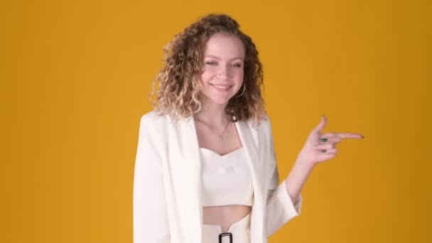 Positiv Ung Attraktiv Flicka Med Lockigt Hår Poserar Isolerad Gul — Stockvideo