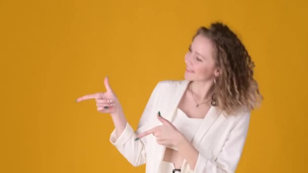 Jeune Fille Joyeuse Expressive Avec Les Cheveux Bouclés Les Doigts — Video