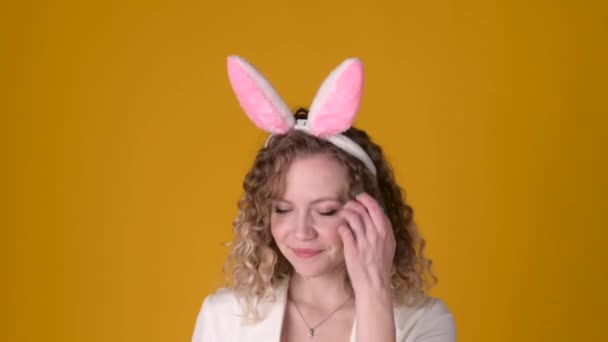 Portrait Une Jeune Fille Heureuse Aux Oreilles Lapin Rose Souriant — Video