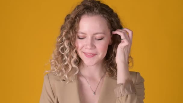 Portrait Jeune Femme Joyeuse Aux Cheveux Bouclés Souriant Regardant Caméra — Video