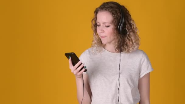 Jovencita Alegre Con Pelo Rizado Con Auriculares Escucha Música Danzas — Vídeo de stock
