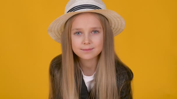 Retrato Cerca Una Niña Rubia Con Sombrero Sonriendo Sobre Fondo — Vídeo de stock