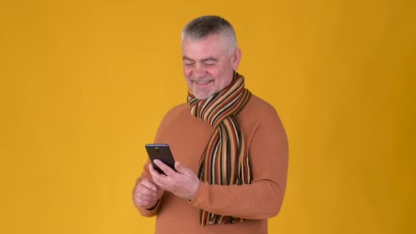 Knappe Volwassen Man Gebruikt Smartphone Sms Jes Sociale Media Gele — Stockvideo