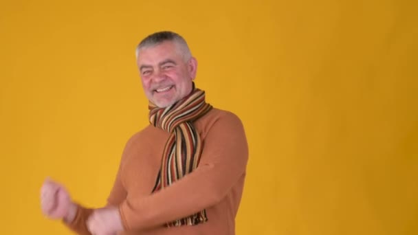 Alegre Anciano Pelo Gris Hombre Bailando Tonteando Alrededor Haber Aislado — Vídeos de Stock