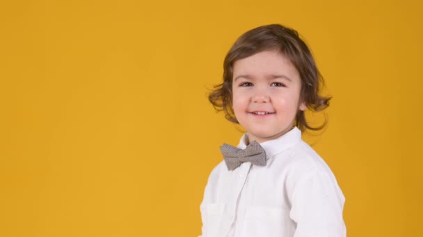 Rindo Bonito Retrato Bebê Engraçado Menino Olha Para Câmera Isolada — Vídeo de Stock