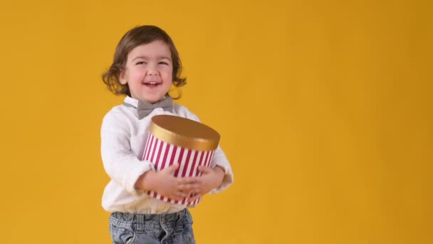 Kleine Grappige Jongen Houdt Een Grote Geschenkdoos Zijn Handen Lacht — Stockvideo