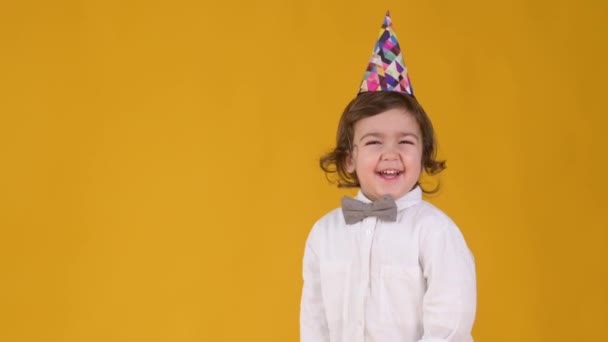 Carino Piccolo Ragazzo Divertente Con Cono Divertente Sulla Testa Ridendo — Video Stock