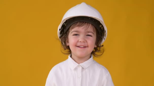 Porträt Eines Kleinen Jungen Bauarbeiter Helm Lächelnd Und Blick Die — Stockvideo