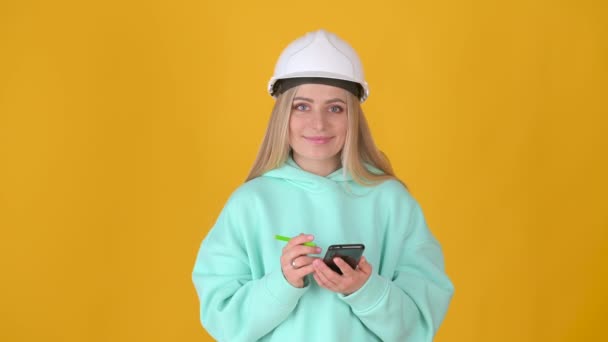 Portret Van Jonge Positief Denkende Meisje Bouwer Helm Met Telefoon — Stockvideo