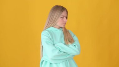 Sarışın bir kızın portresi. Elinde kırmızı bir kalp tutuyordu ve sarı bir arka planda izole bir şekilde gülümsüyordu. Sevgililer Günü konsepti. Anneler Günü. Kadınlar Günü