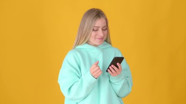 Portret Gelukkig Gelukkig Blonde Vrouwen Met Behulp Van Telefoon Kijkt — Stockvideo