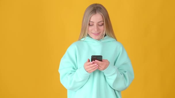 Mutlu Mutlu Sarışın Kadınların Telefon Görüşmeleri Ile Portresi Mesajı Iyi — Stok video