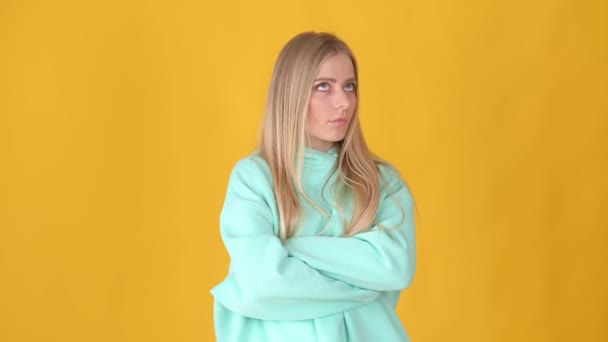 Ung Blond Flicka Poserar Gul Studio Bakgrund Kvinnan Förolämpad Tittar — Stockvideo