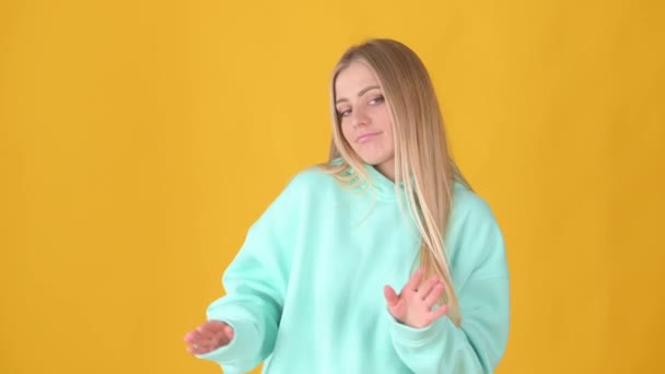 Junge Blonde Kaukasierin Schüttelt Den Kopf Und Zeigt Keine Geste — Stockvideo
