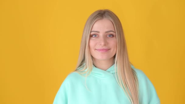 Wanita Muda Berambut Pirang Tersenyum Dan Melihat Kamera Terisolasi Dengan — Stok Video
