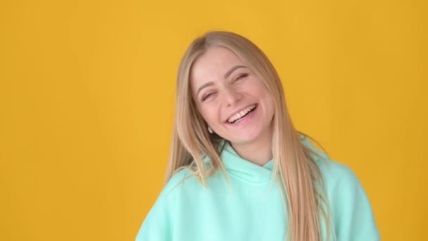 Портрет Молодой Блондинки Смеющейся Смотрящей Камеру Желтом Фоне Люди Искренние — стоковое видео