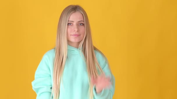 Gelukkig Blond Meisje Wijzend Reclame Gebied Haar Palm Tonen Lege — Stockvideo