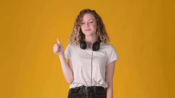 Muchacha Joven Atractiva Con Pelo Rizado Con Auriculares Mirar Cámara — Vídeos de Stock