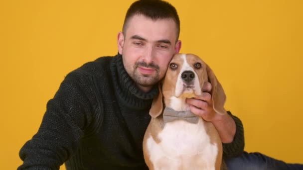 Retrato Jovem Com Óculos Abraçando Seu Amigo Bonito Cão Beagle — Vídeo de Stock