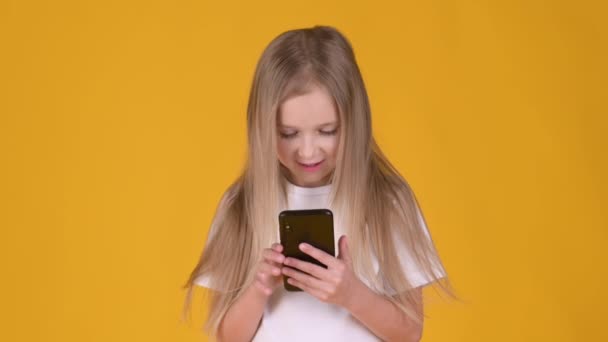 Schattig Klein Meisje Een Wit Shirt Met Behulp Van Mobiele — Stockvideo