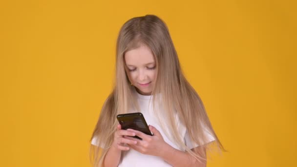 Niña Rubia Camiseta Blanca Gafas Usando Teléfono Celular Móvil Aislado — Vídeo de stock