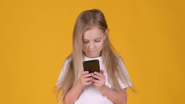 Schattig Klein Meisje Een Wit Shirt Met Behulp Van Mobiele — Stockvideo