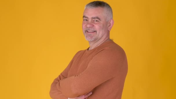 Retrato Alegre Anciano Canoso Sonriendo Mirando Cámara Sobre Fondo Amarillo — Vídeos de Stock