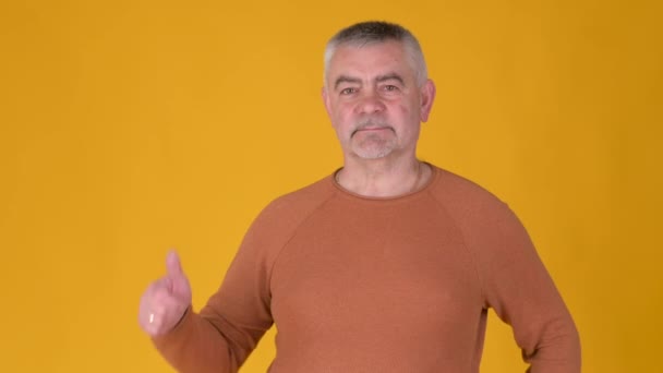 Neşeli Yaşlı Kır Saçlı Baş Parmağını Gösteren Adam Nsanların Yaşam — Stok video