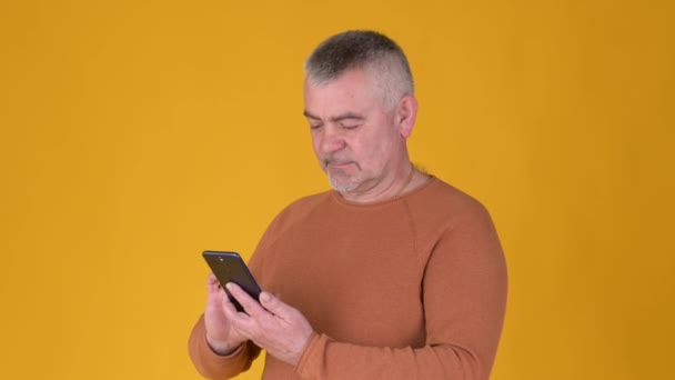 Knappe Volwassen Man Gebruikt Smartphone Sms Jes Sociale Media Gele — Stockvideo