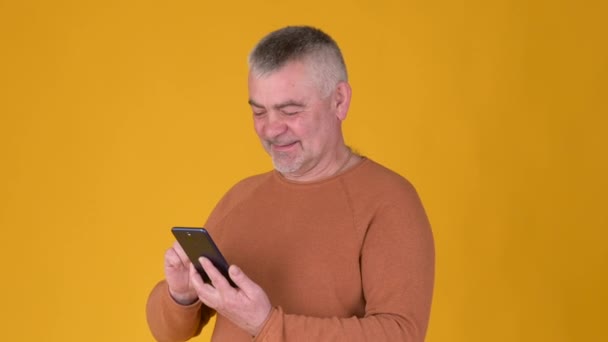 Портрет Счастливый Счастливый Пожилой Человек Используя Телефон Смотрит Видит Сообщение — стоковое видео