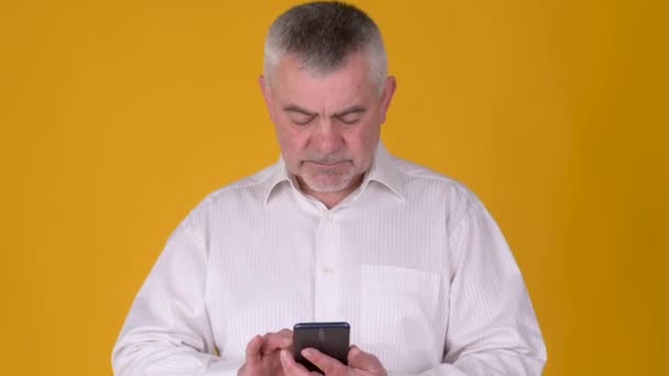 Bonito Homem Adulto Usa Mensagens Texto Smartphones Nas Mídias Sociais — Vídeo de Stock