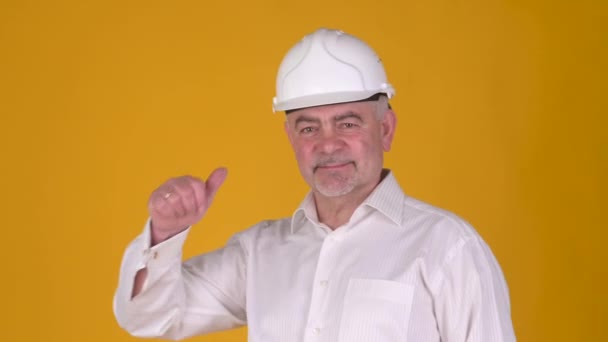 Allegro Uomo Anziano Costruttore Casco Che Mostra Pollici Verso Alto — Video Stock