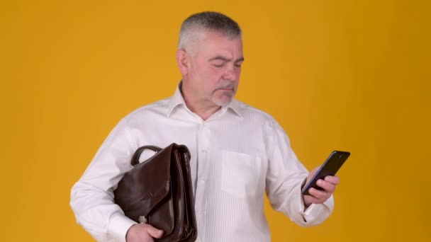 Retrato Bonito Empresário Adulto Com Pasta Usa Mensagens Texto Smartphones — Vídeo de Stock