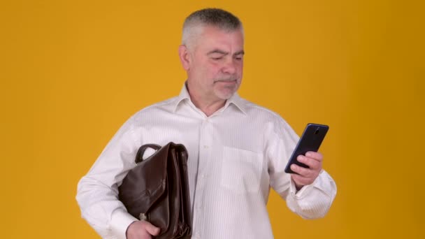 Portrait Von Schöner Erwachsener Geschäftsmann Mit Aktentasche Verwendet Smartphone Sms — Stockvideo