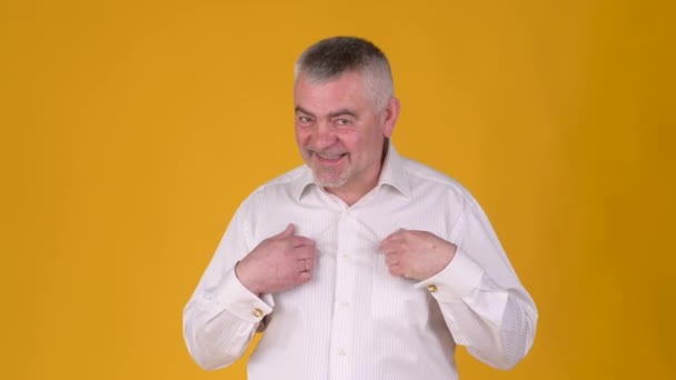 Çekici Yaşlı Bir Adam Reddetme Hareketi Yapıyor Hayır Elini Sıkıyor — Stok video
