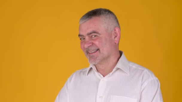 Retrato Alegre Anciano Canoso Sonriendo Mirando Cámara Sobre Fondo Amarillo — Vídeo de stock
