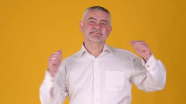 Fröhlicher Älterer Grauhaariger Mann Weißem Hemd Der Auf Gelbem Hintergrund — Stockvideo