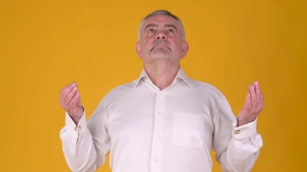 Reprezentativní Muž Středního Věku Relaxuje Medituje Pozadí Žlutého Studia Žádný — Stock video