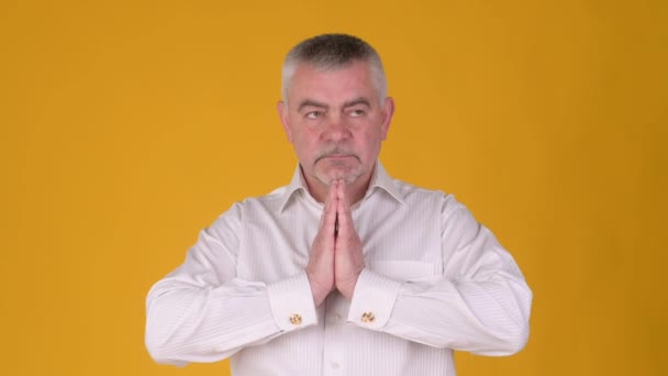 代表的な中年男性がリラックスし 黄色のスタジオの背景に対して瞑想 ストレスはない 和と平和の概念 — ストック動画