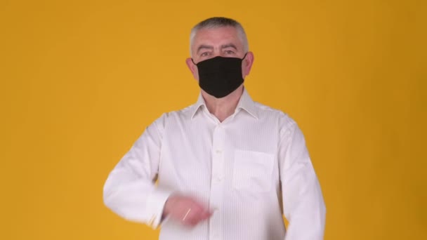 Portret Van Zelfverzekerde Blanke Senior Man Met Beschermend Gezichtsmasker Met — Stockvideo