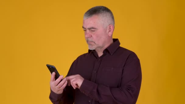 Knappe Volwassen Man Gebruikt Smartphone Sms Jes Sociale Media Gele — Stockvideo