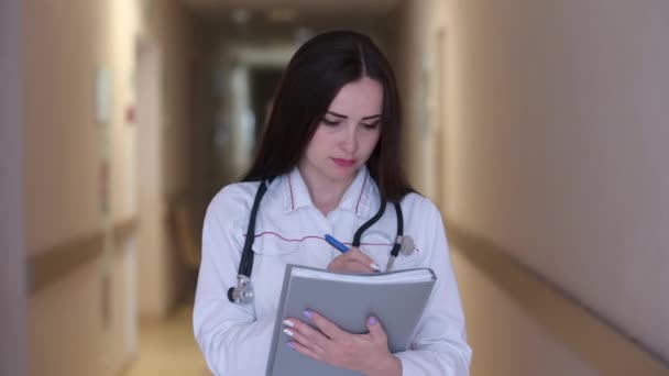 Retrato Doctora Confiada Uniforme Médico Notando Todos Los Registros Clínicos — Vídeos de Stock