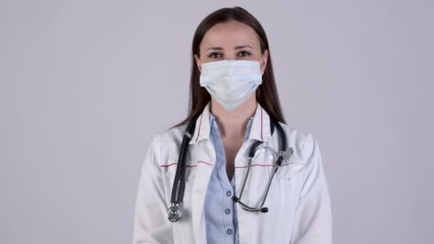 Portret Van Lachende Vrouwelijke Arts Chirurgisch Masker Medisch Uniform Kijkend — Stockvideo