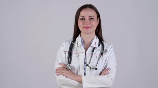 医学における女性医師の笑顔の肖像白い背景に隔離された聴診器でカメラを見て制服笑顔 医療と医療の概念 医療従事者 — ストック動画
