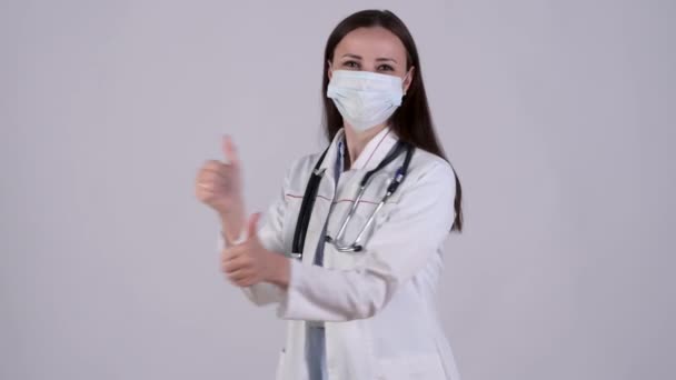 Médica Amigável Máscara Cirúrgica Uniforme Mostrando Polegares Isolados Fundo Branco — Vídeo de Stock