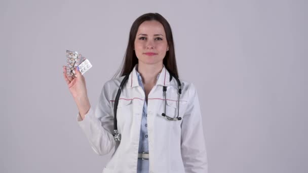Consultora Farmacêutica Feminina Uniforme Médico Mostrando Pacote Pílulas Sorrindo Isolado — Vídeo de Stock