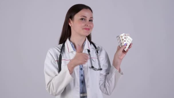 Kobieta Konsultant Farmaceuta Mundurze Medycznym Pokazuje Paczkę Tabletek Kciuki Góry — Wideo stockowe